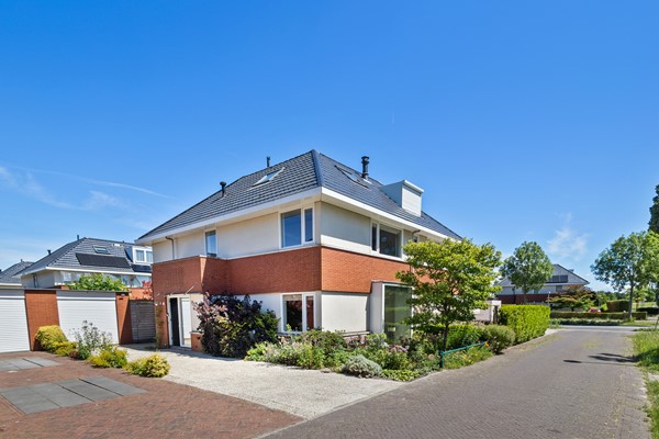 Statige twee-onder-één-kap woning met vier slaapkamers, prachtige tuin en garage